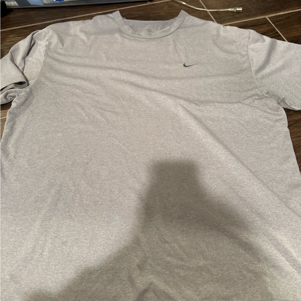 Nike Men's Light Gray Short Sleeve Tee